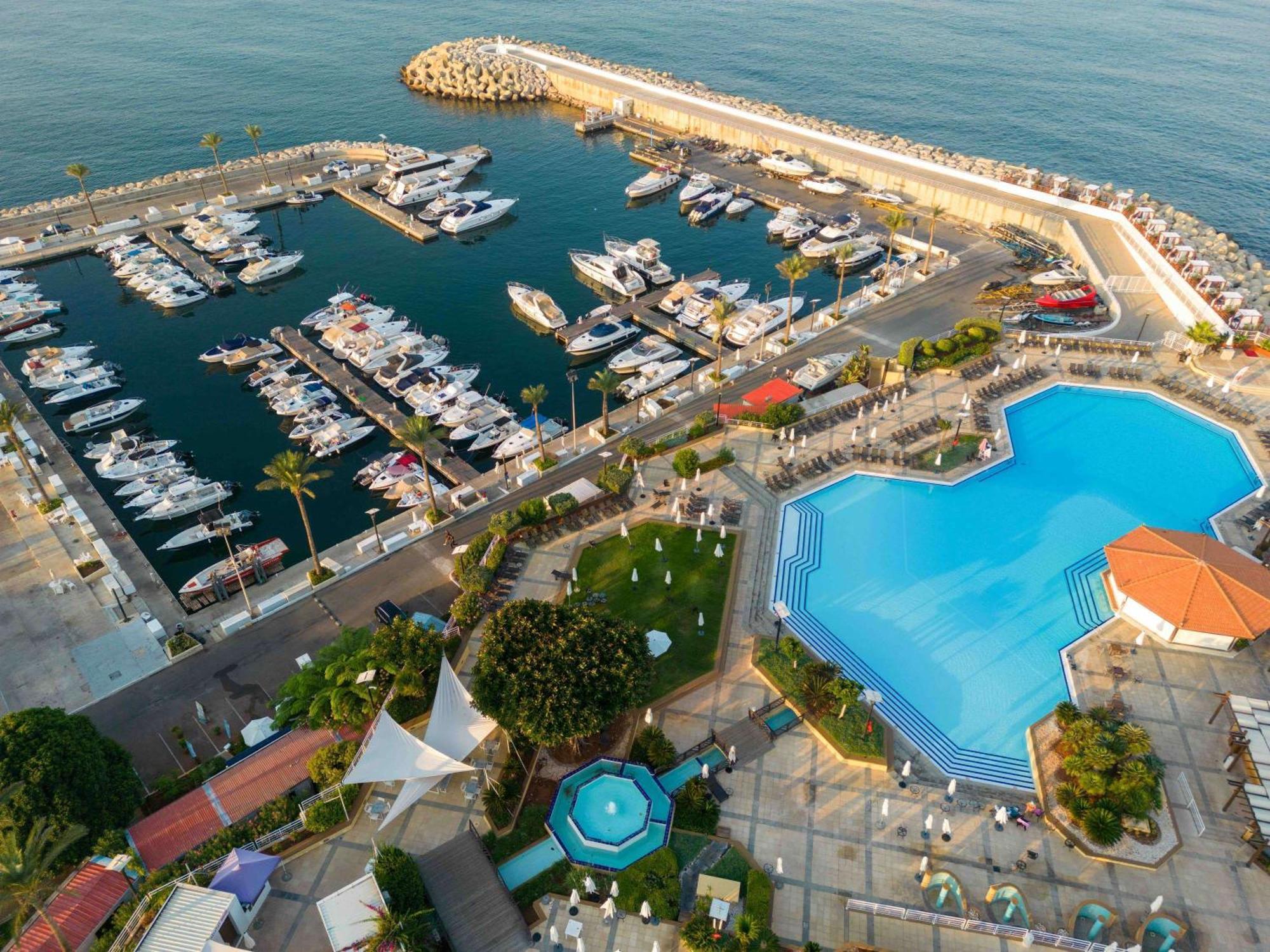 Moevenpick Hotel Beirut Exterior foto